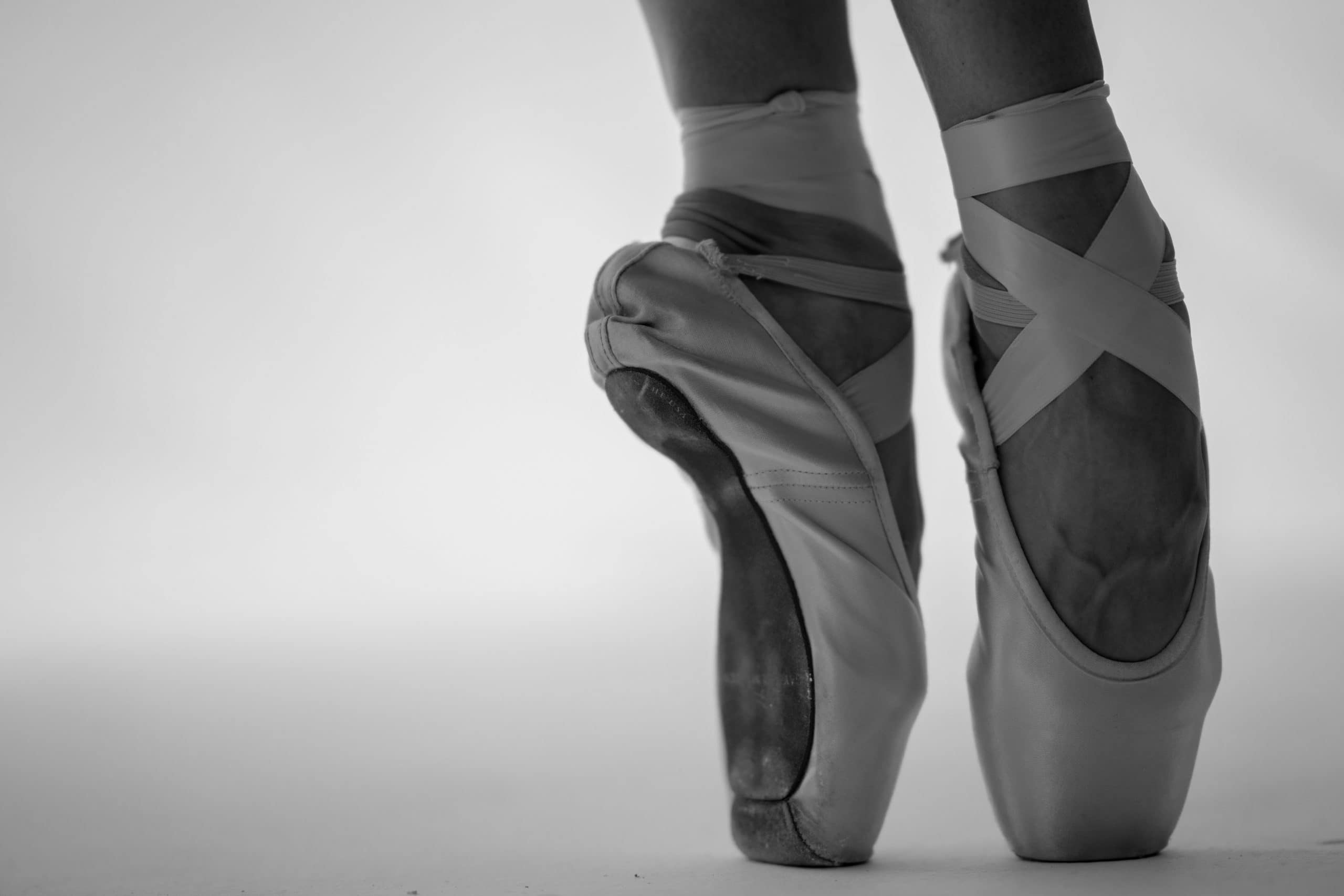 Un primer plano de la zapatilla de ballet de una niña